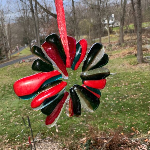 #9308 RED CLEAR BLACK WREATH ORNAMENT / WINDOW SUNCATCHER - Picture 5 of 11